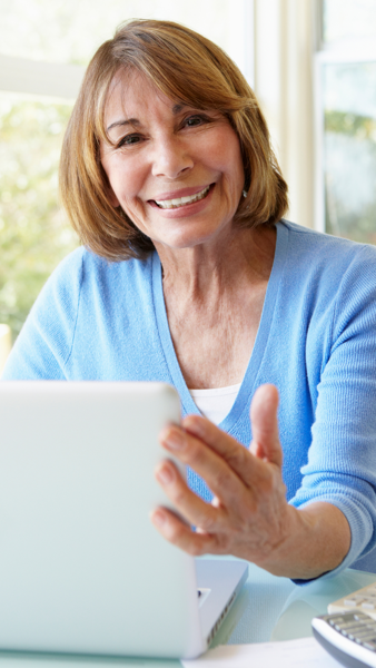 staršia žena pri notebooku
